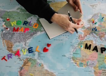 7 Unbelievable Stories of Strange Living Around the World
